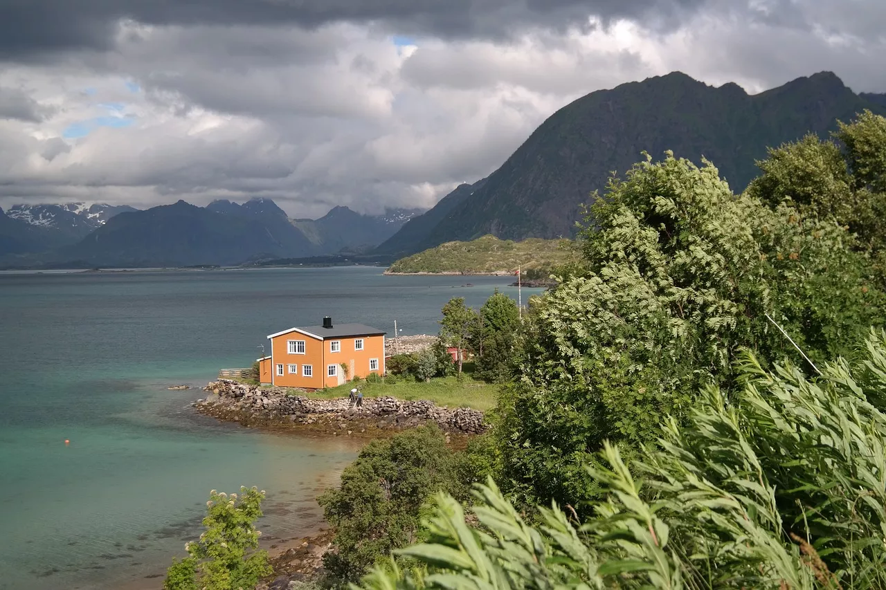 Houten vakantiehuisje aan een meer in Noorwegen
