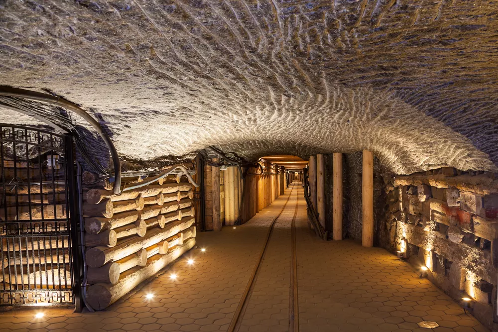 Zoutmijnen van Wieliczka, met lampen belichte gang ondergronds
