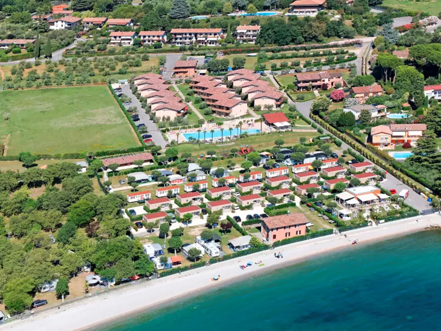 vakantiehuizen aan het gardameer in de bossen, vanuit luchtfoto gezien