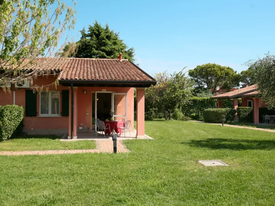 een vakantiehuisje in de Garda village, omringd door natuur, op een zonnige dag