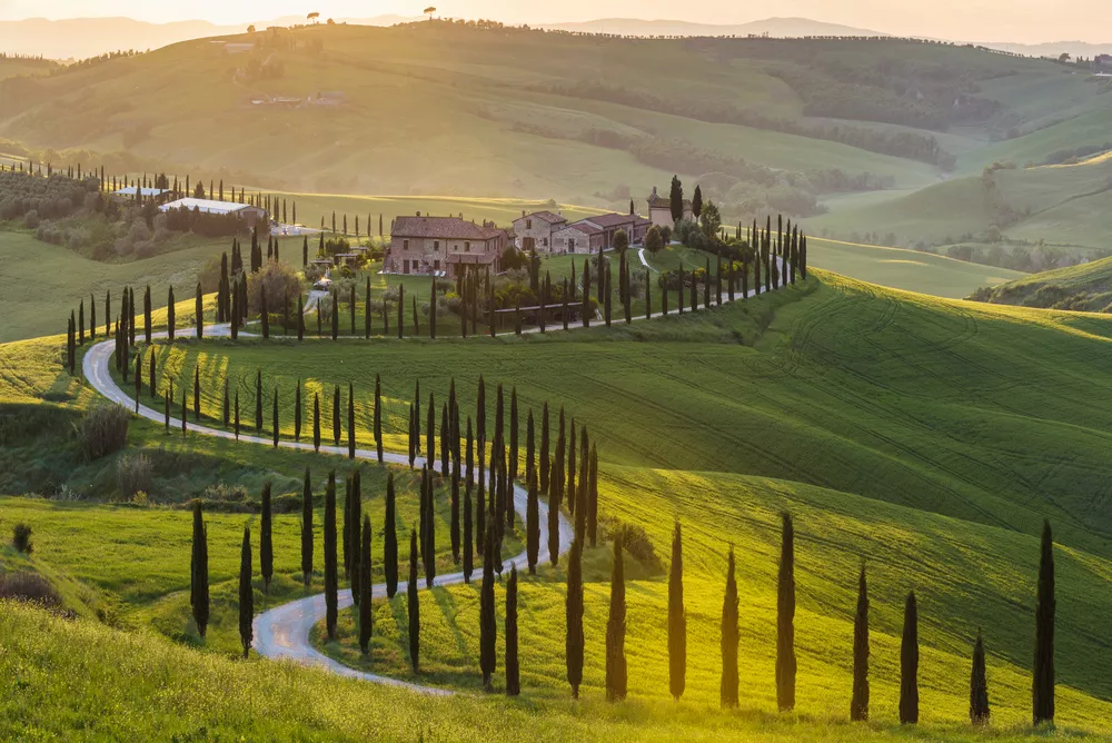 Verzicht in Toscane van een huis op een heuvel met groene heuvels