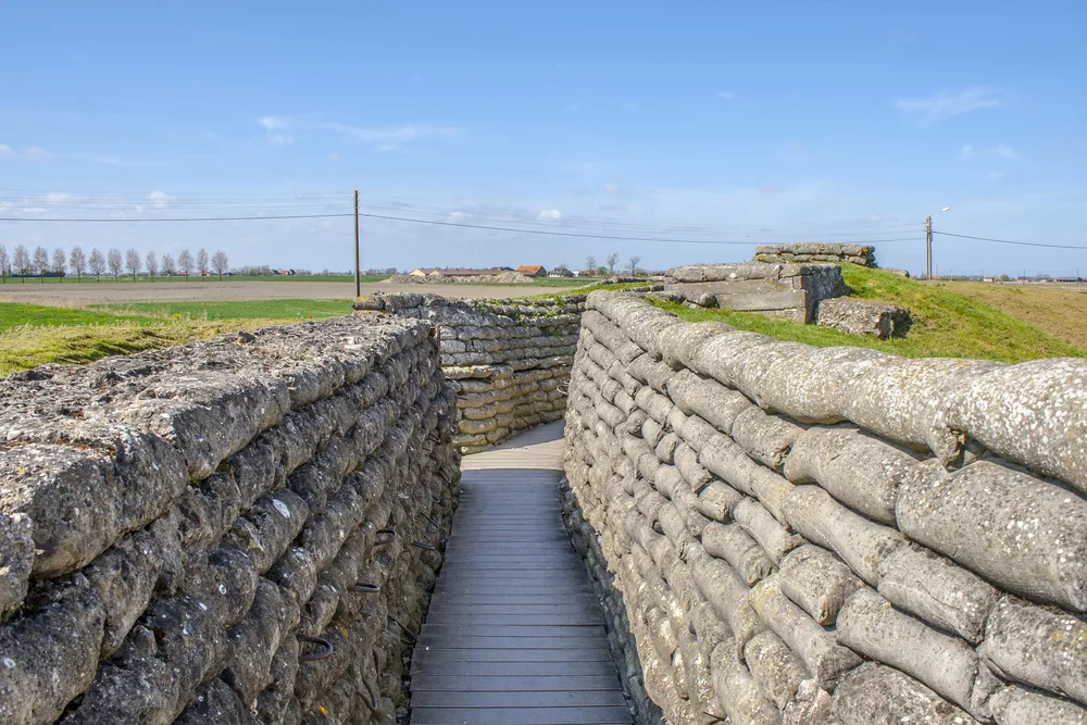 loopgraven in een grasveld