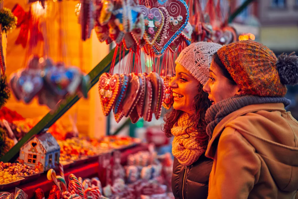 kerstmarkt vrouwen bij kraam