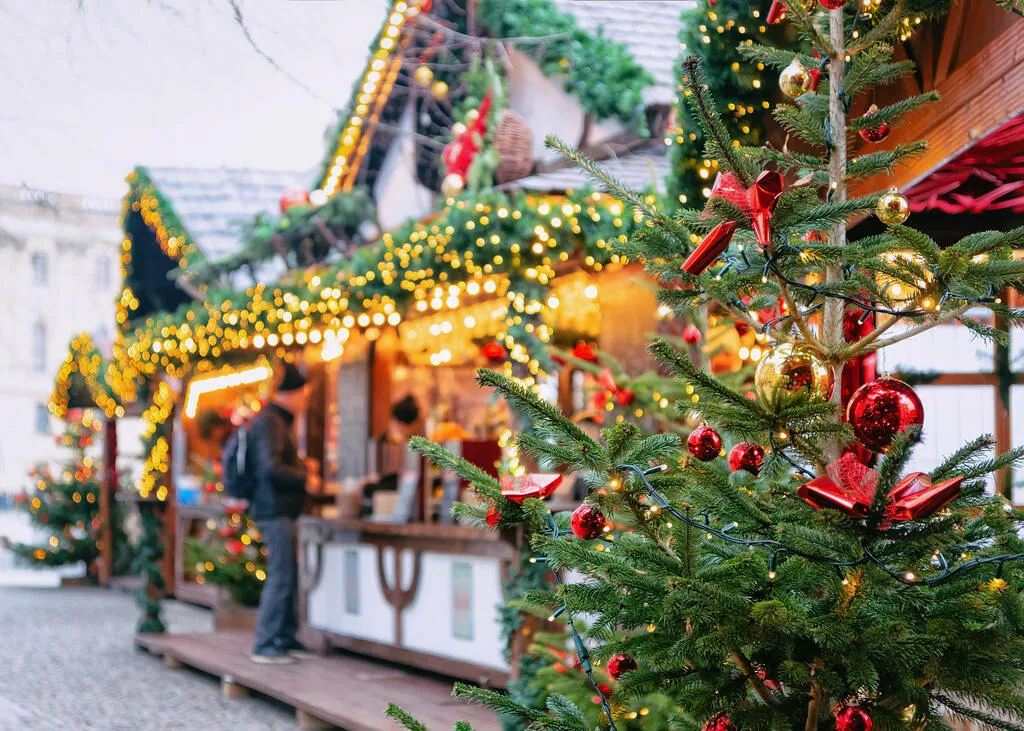 kerstmarkt overdag kraam en kerstboom