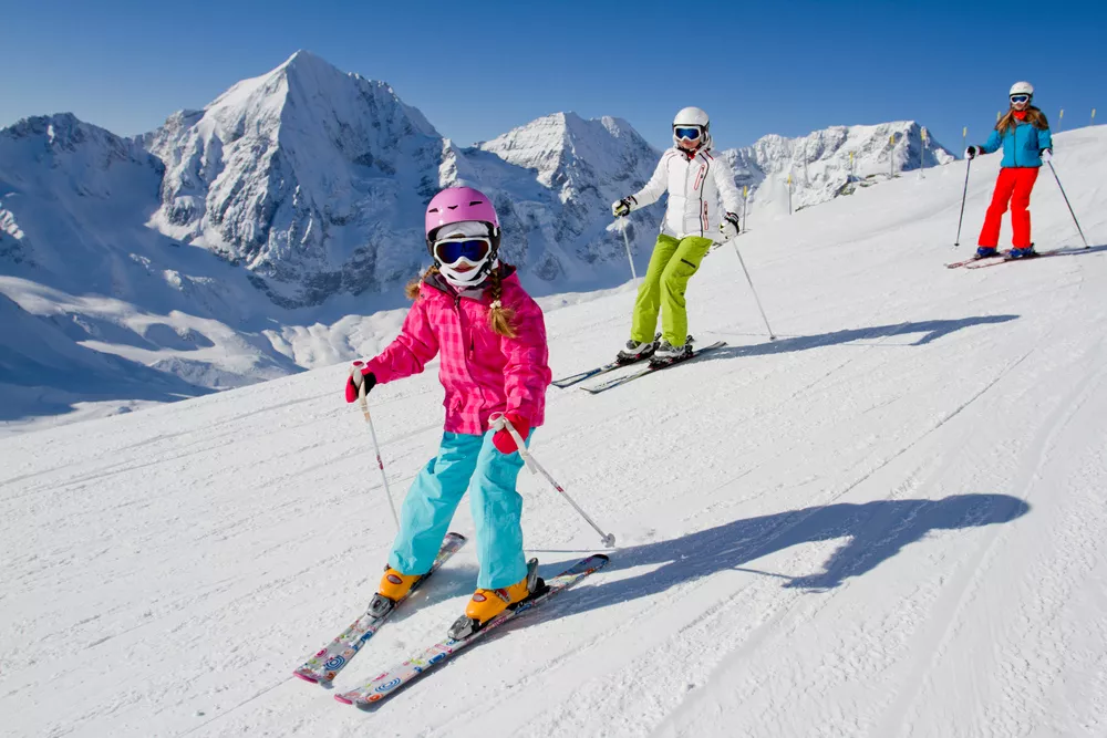 een skiënd gezin