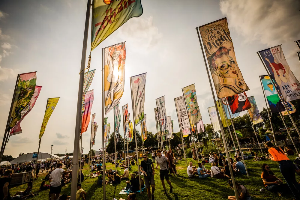 Kunst tentoonstelling met vlaggen op het Lowlands festival