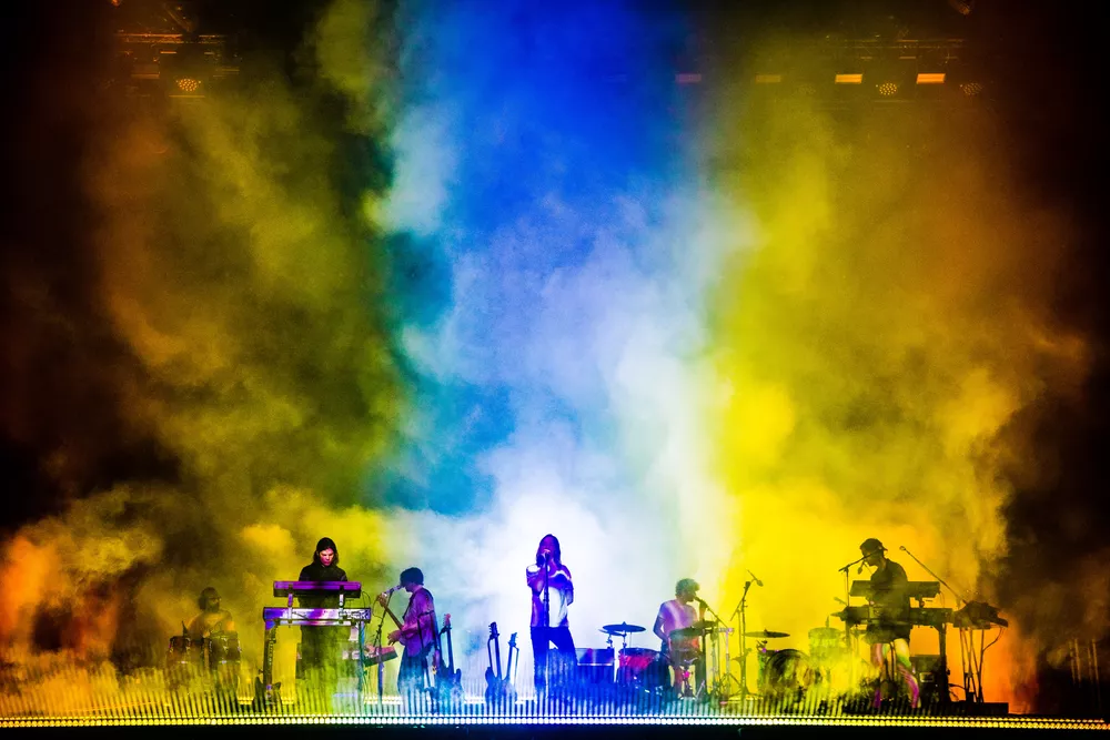 Band speelt muziek op podium Lowlands festival