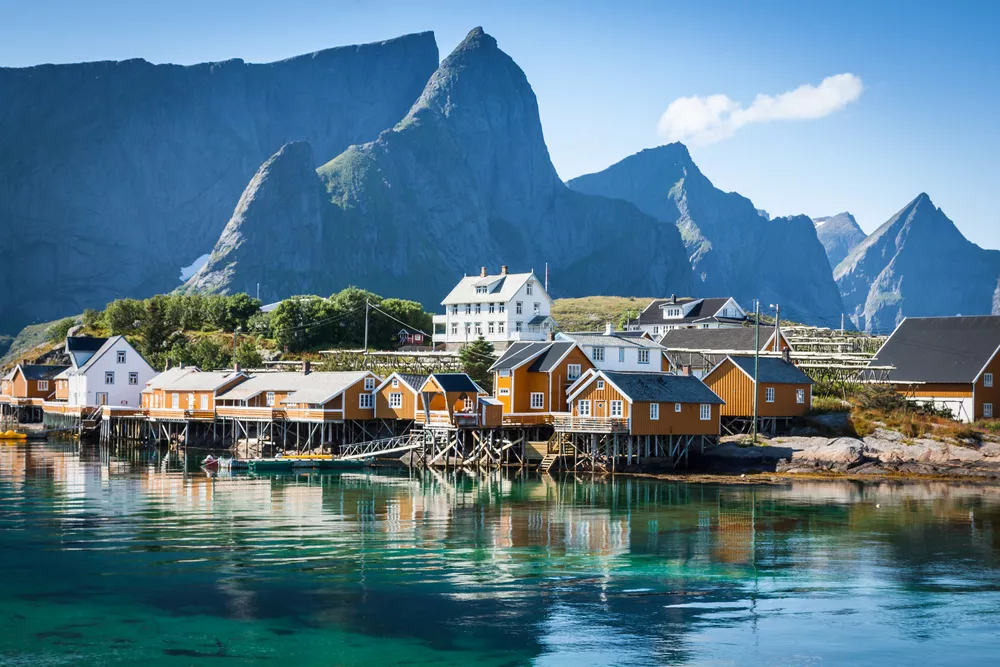 Typisch Noors vissersdorp met traditionele rode rorbu hut