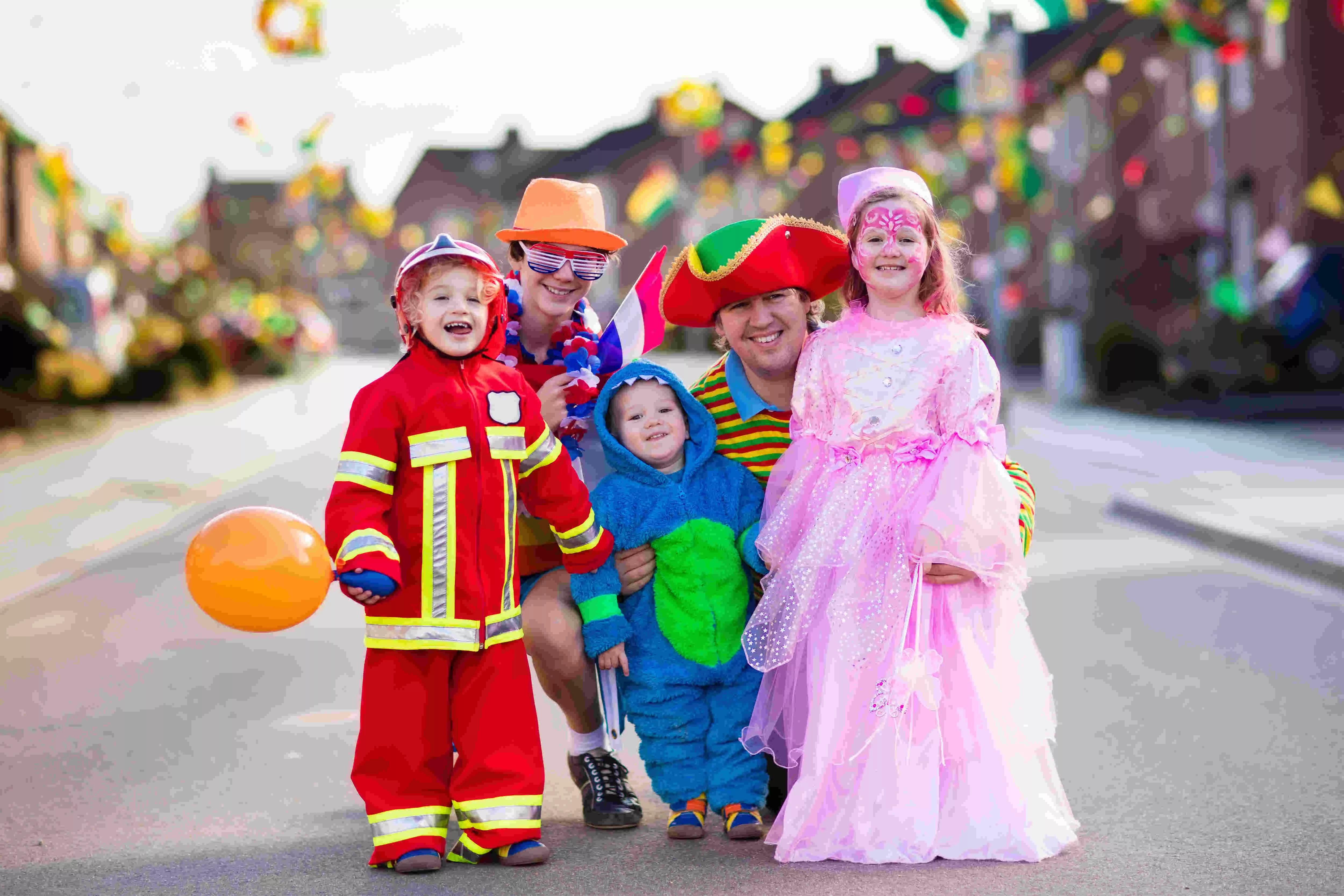 Een verkleed gezin met carnaval: een brandweer, dinosaurus, piraat en een prinses