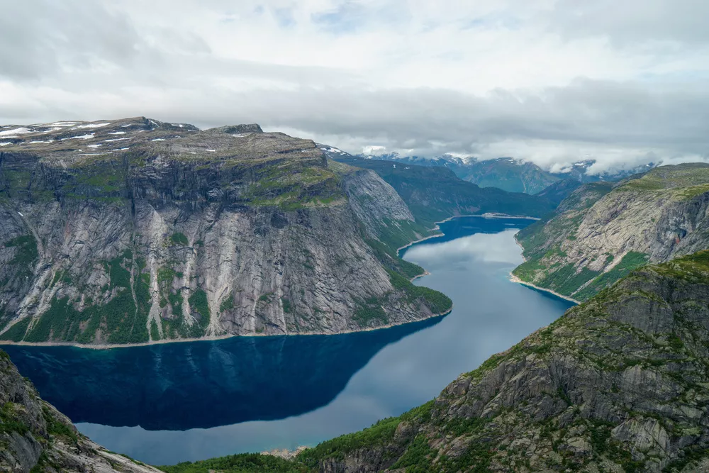 Uitzicht op een fjord