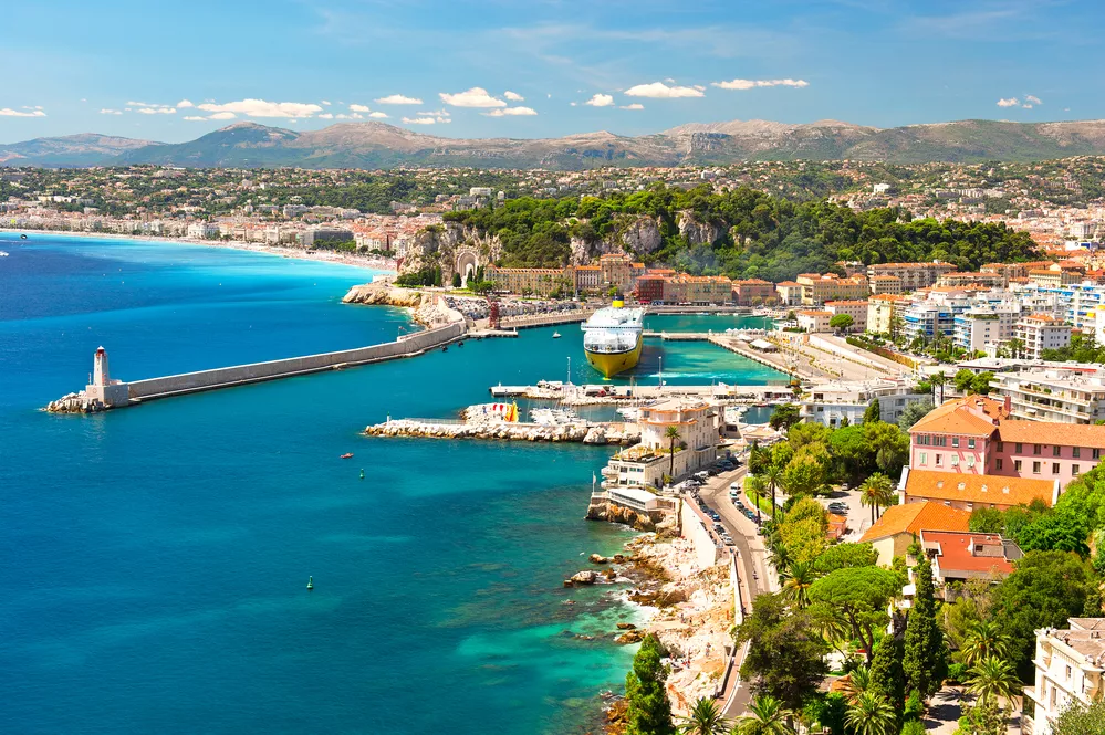 Een Franse stad aan de helderblauwe Mediterrane zee