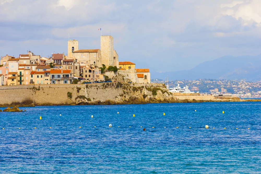 Uitzicht op de ommuurde kade van de stad Antibes in Zuid-Frankrijk