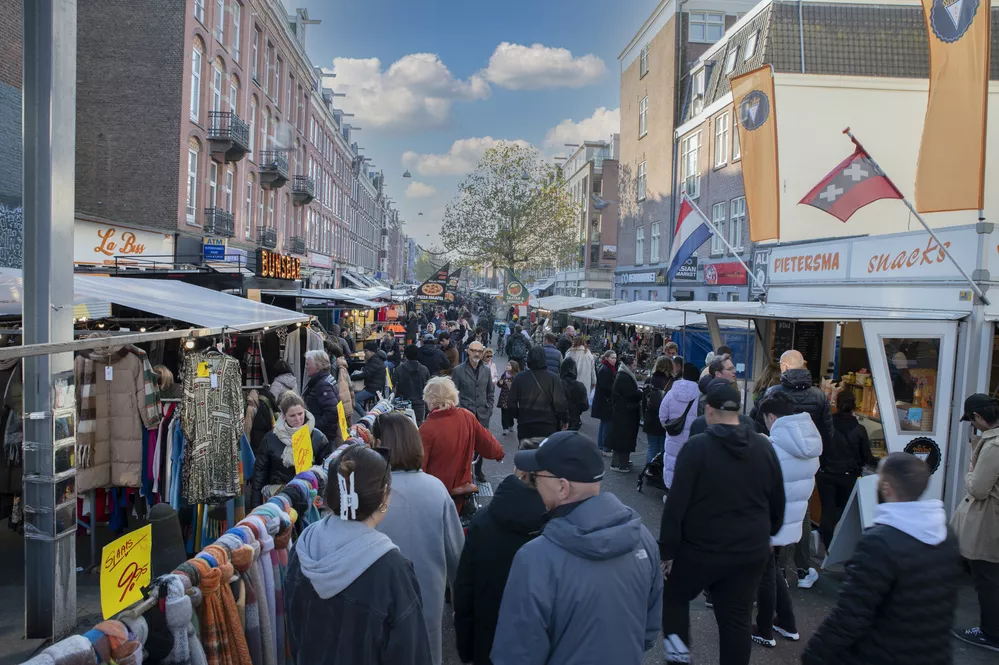 Bezoekers in een straat op de Albert Cuypmarkt