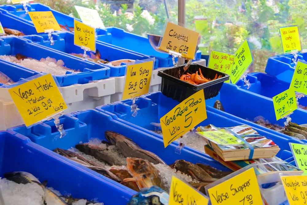 Een marktkraam met verse vis in het ijs