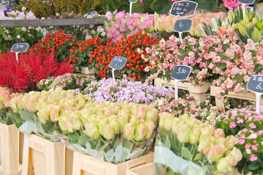 Een marktkraam met kleurrijke bosjes tulpen en andere bloemen